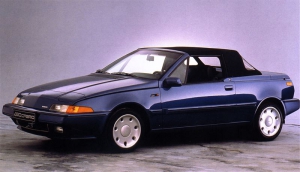 Parisblaues Volvo 480 Turbo Cabriolet.